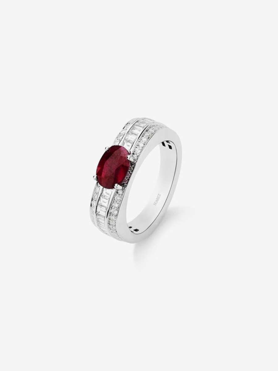 Joyeria Joyería Suárez Anillos De Oro | Anillo De Oro Blanco De 18K Con Rubi Rojo Pigeon Blod En Talla Oval De 1,49 Cts Y Diamantes Blancos En Talla Baguette Y Brillante De 0,81 Cts